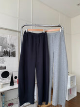 Load image into Gallery viewer, Anita barrel pants