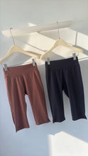 Load image into Gallery viewer, Janina capri pants
